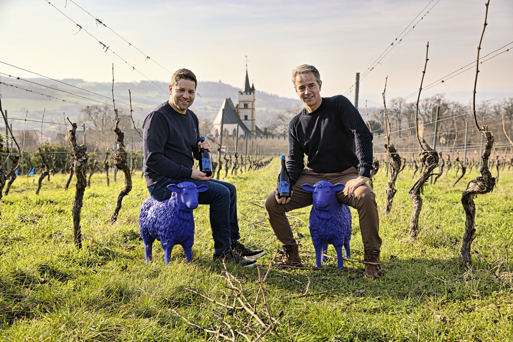 Das Blauschaf-Team im Weinberg mit den blauen Schaf-Skulpturen