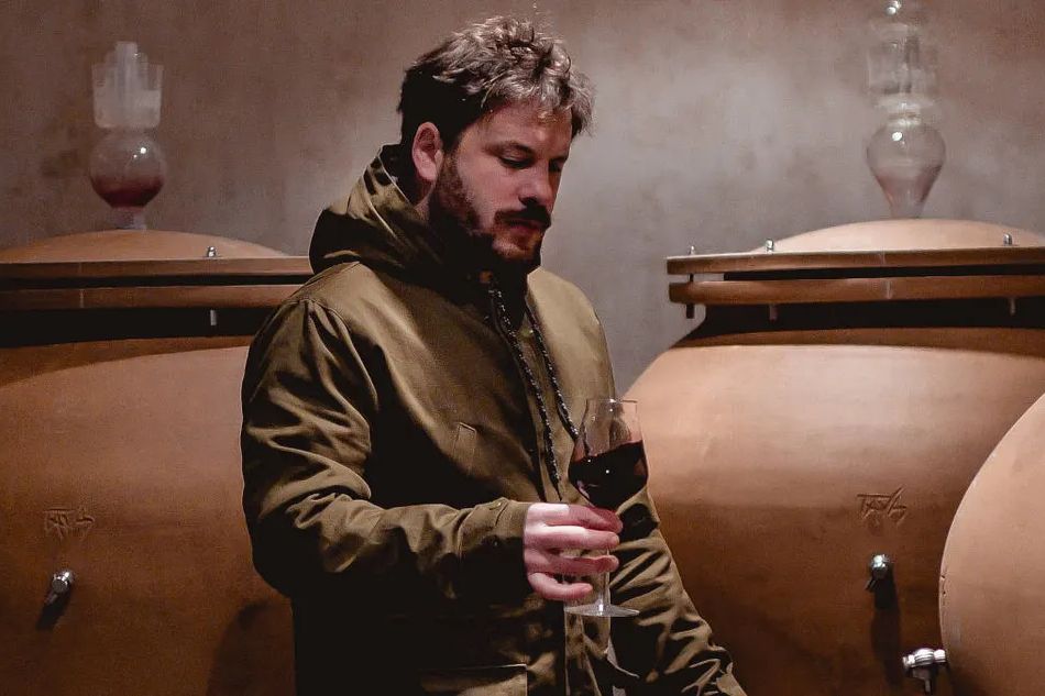 Weinprobe zwischen den Tonamphoren im Keller von Château Gombaude Guillot