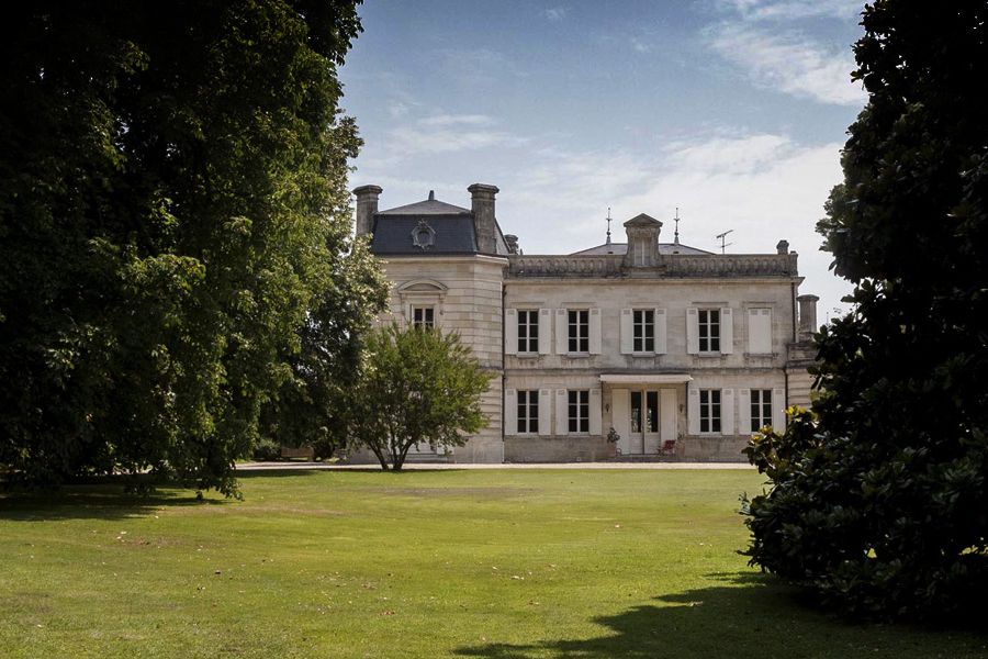 Das Château Mazeyres in Pomerol hinter dem Park, von Bäumen gerahmt