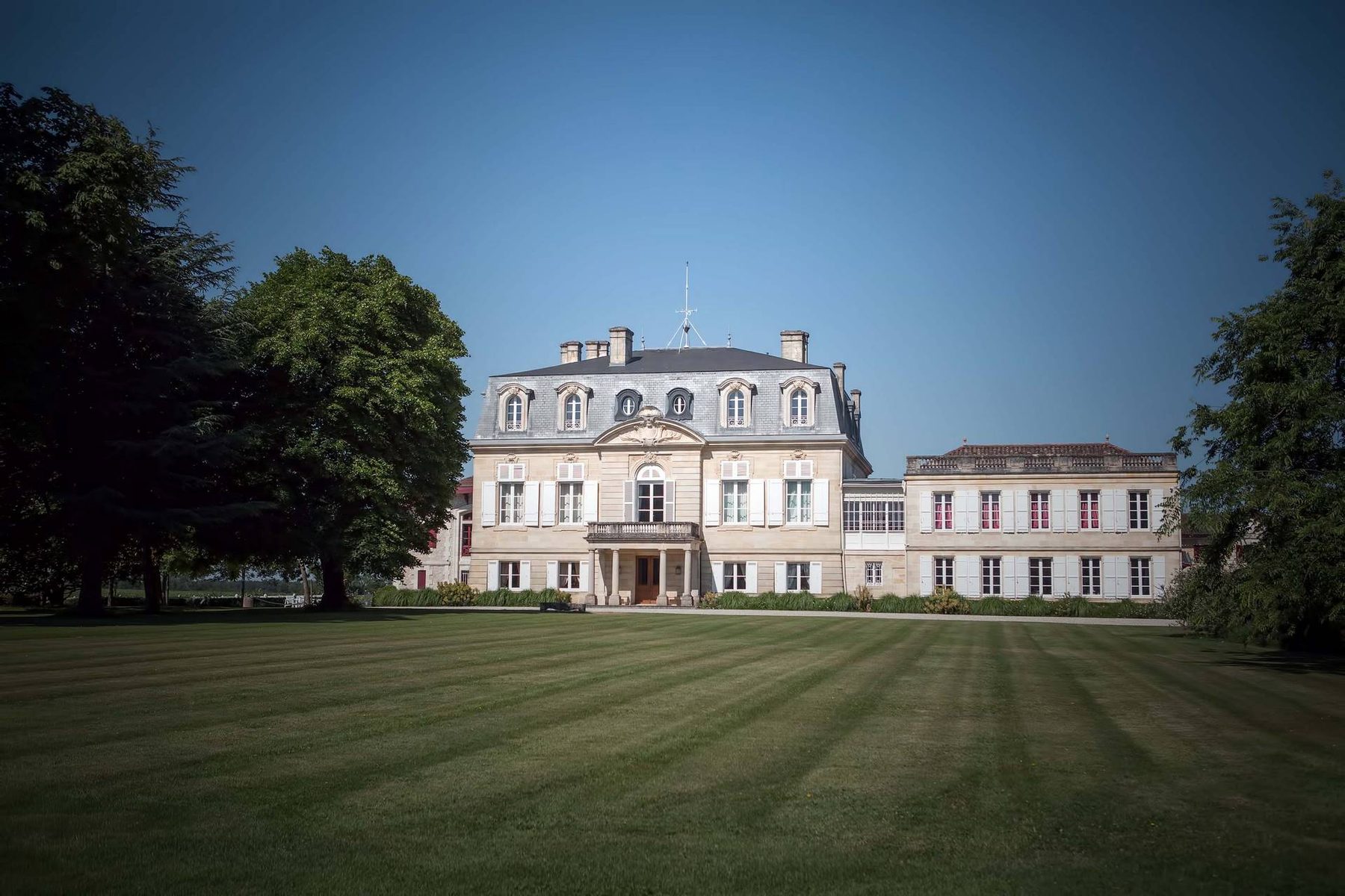 Château Pontet-Canet in Pauillac mit weitläufiger Rasenfläche
