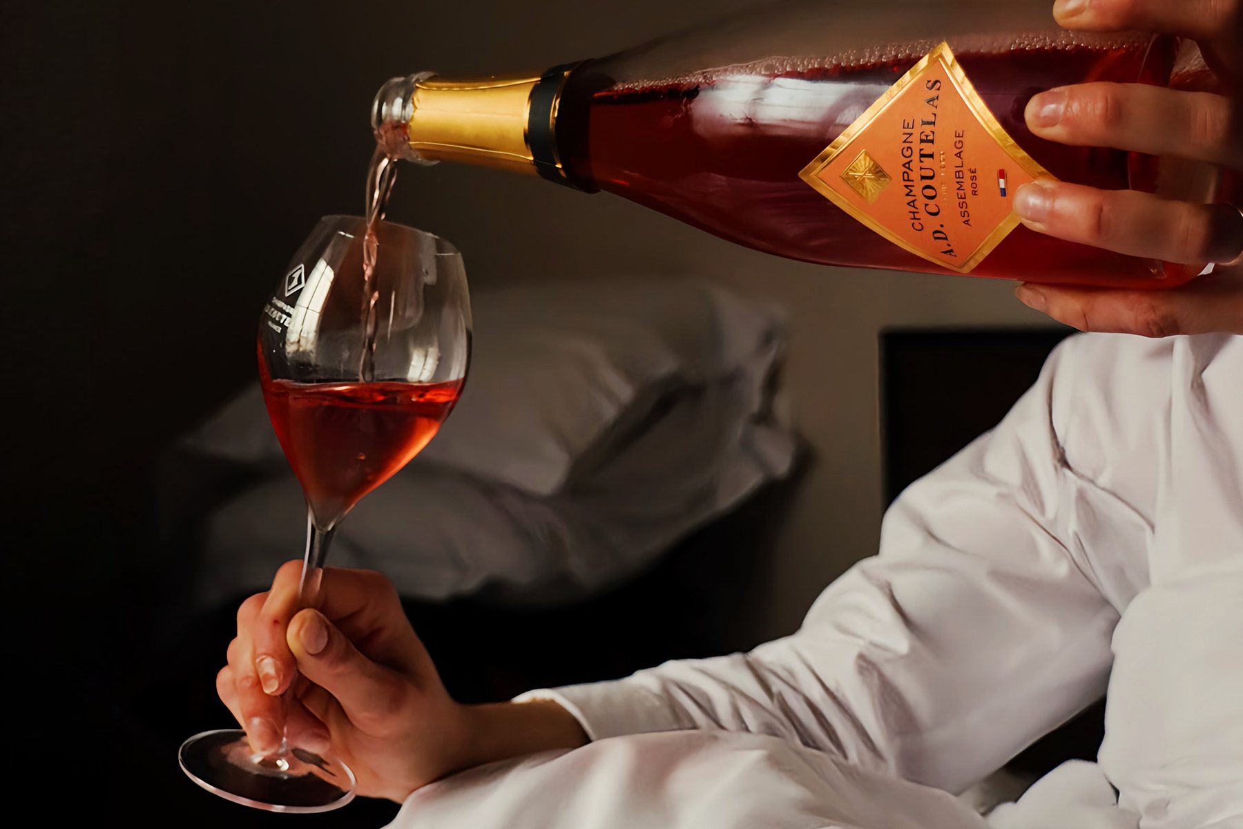 Champagne A.D. Coutelas Assemblage Rosé wird in ein Glas eingeschenkt
