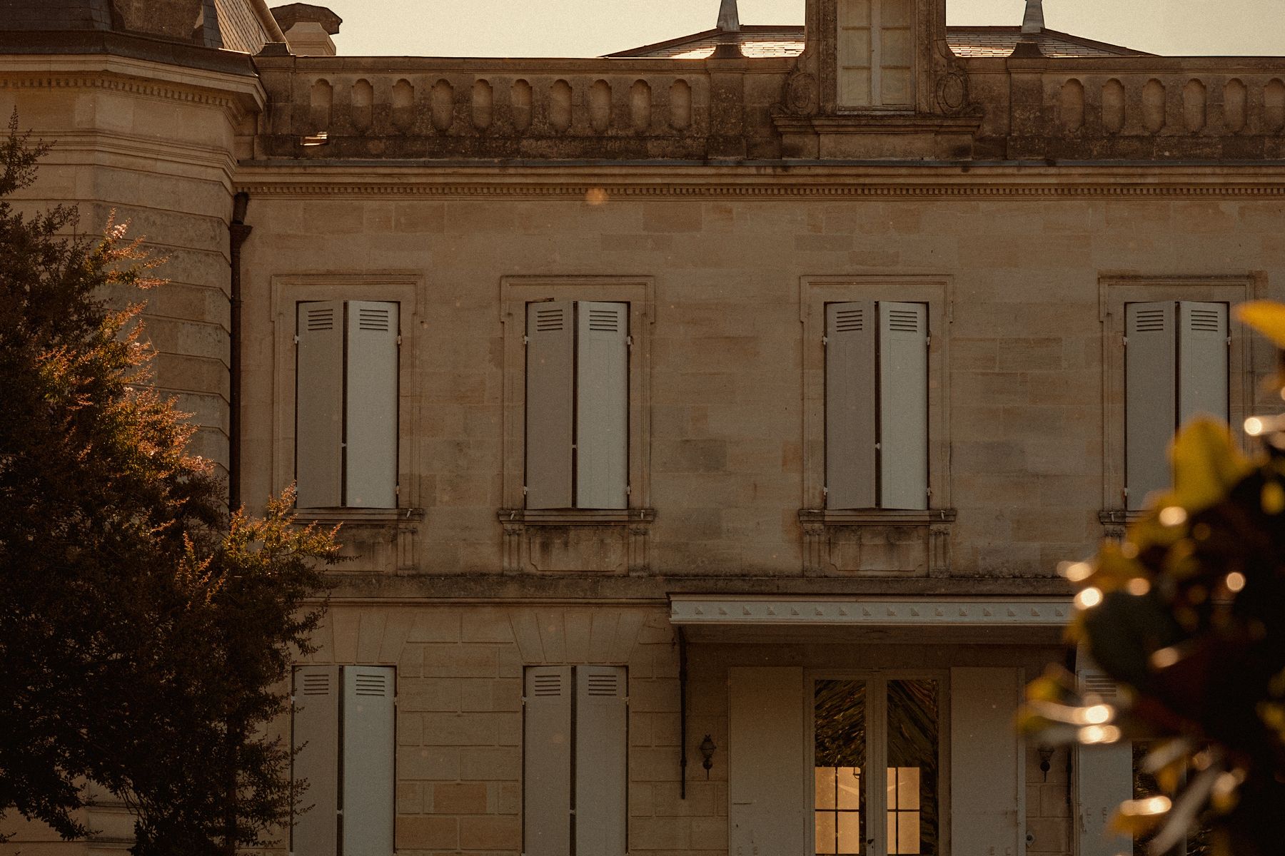 Die Fassade des Château Mazeyres im Abendlicht, Herkunft des Zweitweins Croix de Mazeyres