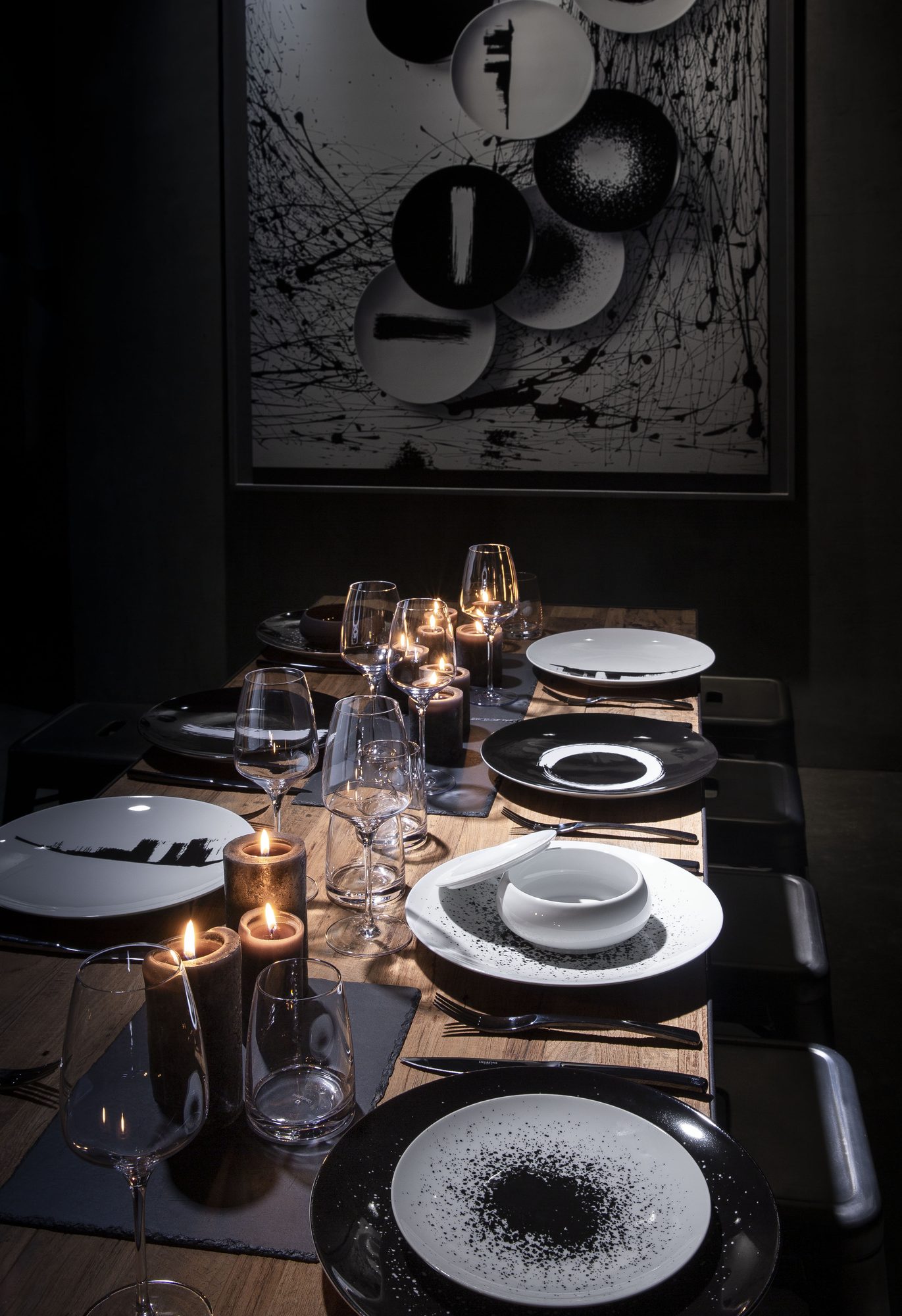 Lange eingedeckte Tafel mit Degrenne-Porzellan und Kerzenlicht