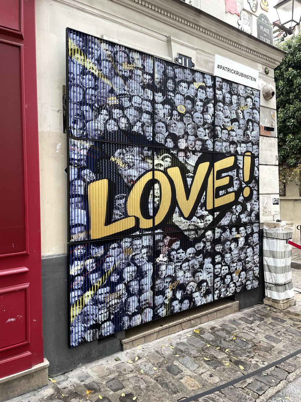Kunstwerk mit dem Schriftzug „LOVE“ an einer Hauswand am Place du Tertre in Paris