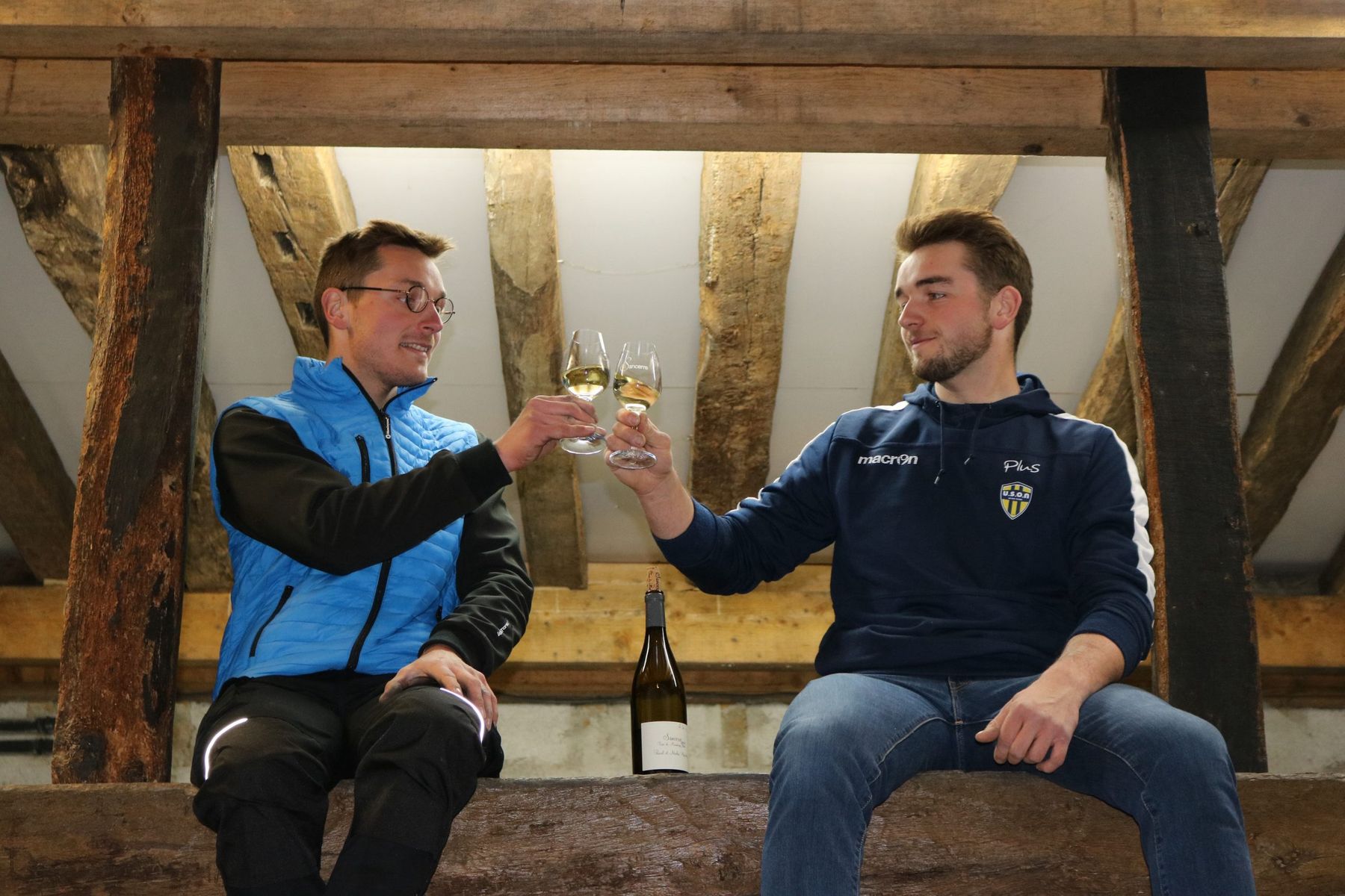 Im Keller von Reverdy in Sancerre wird mit einem Glas angestoßen