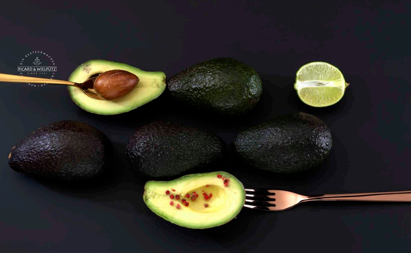 Besteck von Picard & Wielpütz in Roségold, angerichtet mit Avocado und Limette
