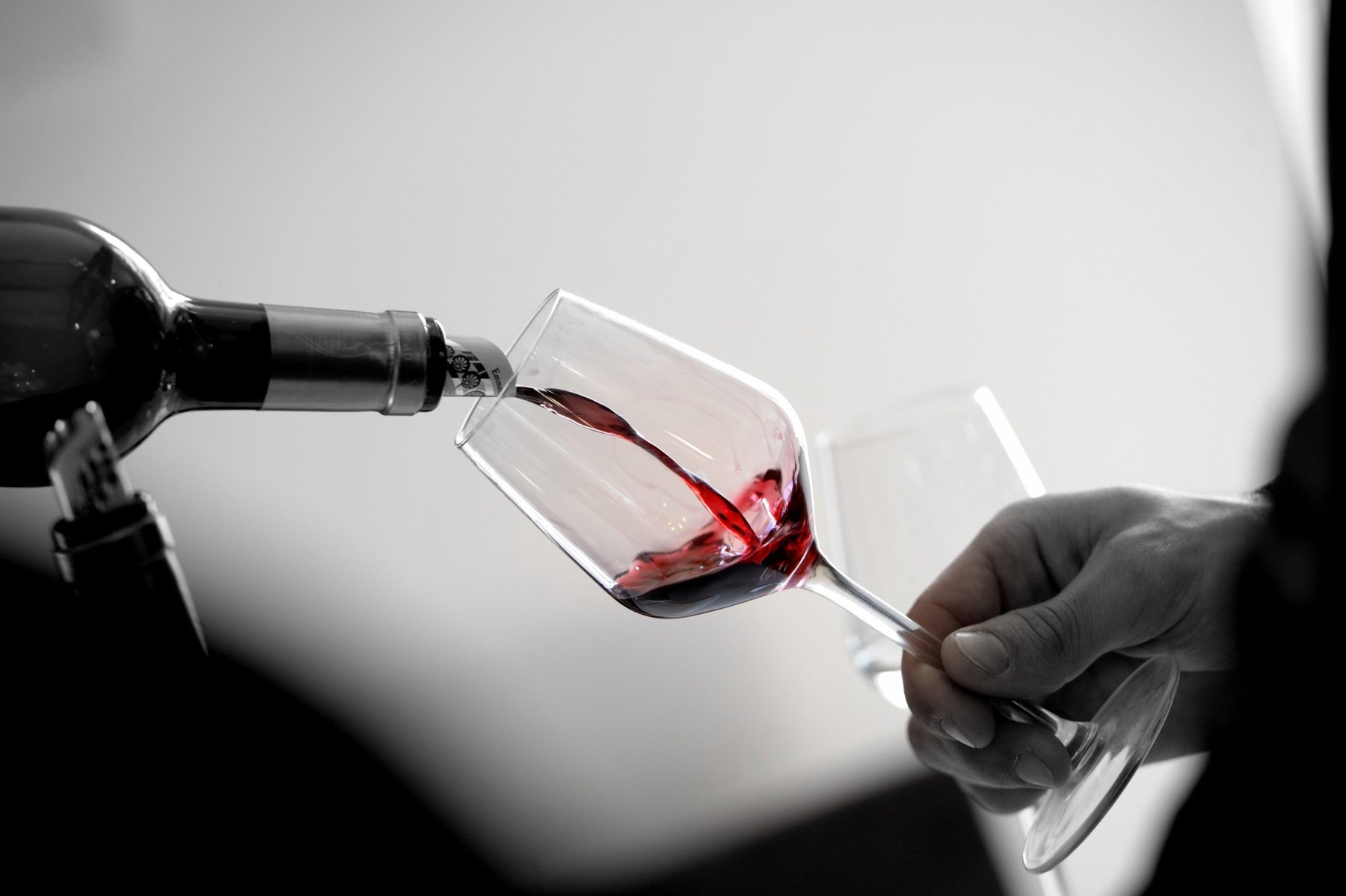Wein wird in ein Glas eingeschenkt