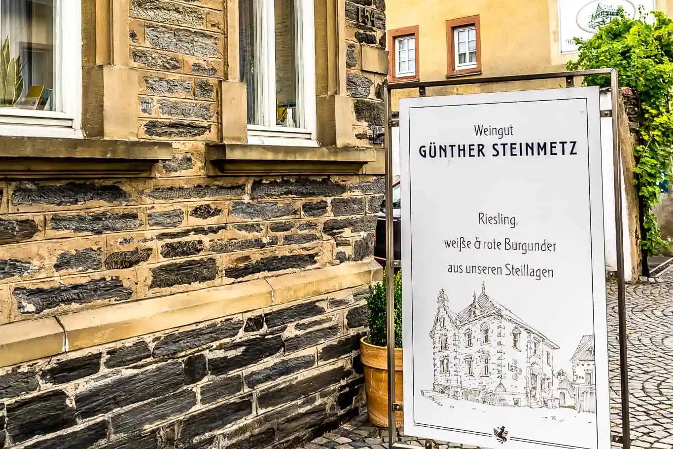 Das Weingut Günther Steinmetz an der Mosel mit Schild an der Schieferfassade